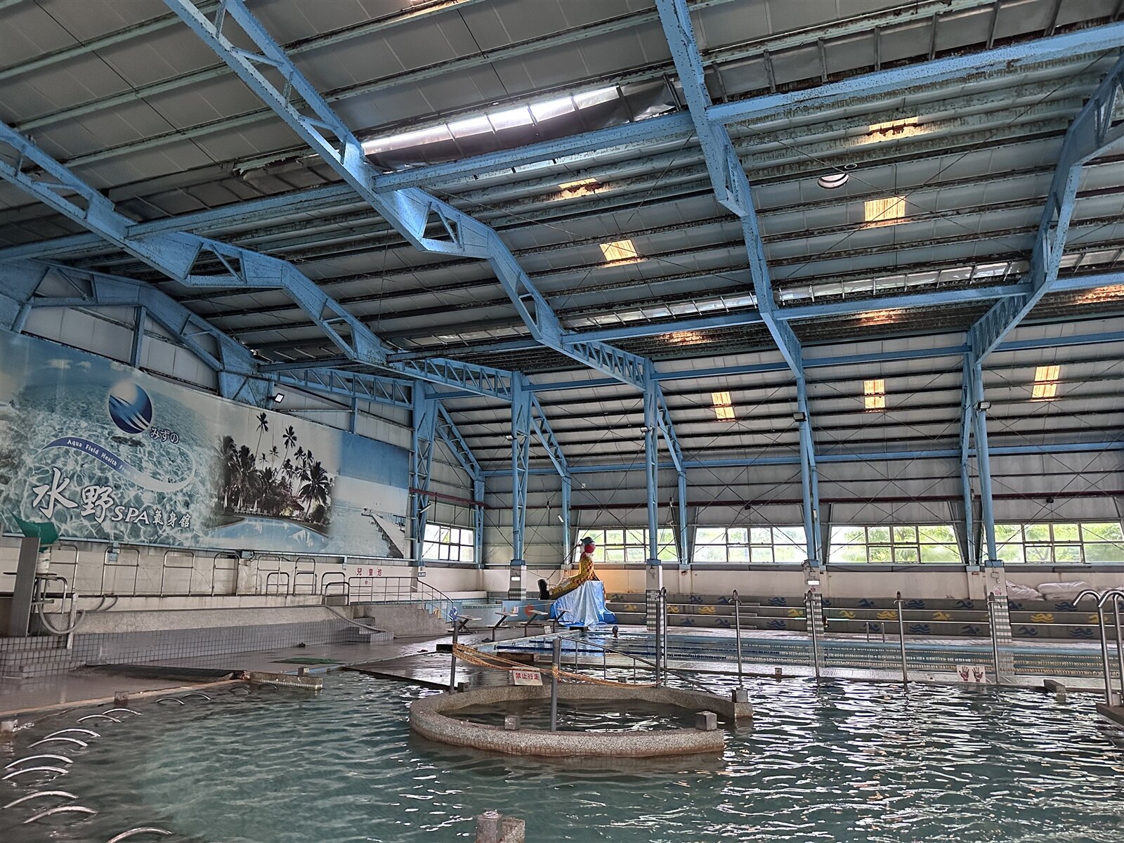 歸仁運動公園游泳池今早傳出屋頂破洞,民眾晨泳時,突聞一陣聲響,屋頂馬上有水柱從天而降像是瀑布,令人傻眼。記者李文德/攝影