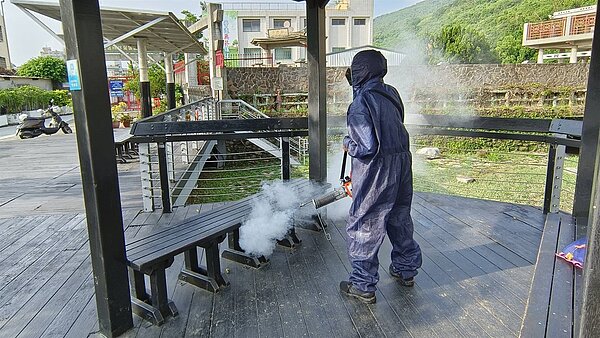 防疫團隊在壽山國家自然公園噴藥消除登革熱病媒蚊。記者卜敏正/攝影