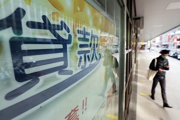 一名網友抱怨每個月得幫家裡付2.5萬元房貸,讓他生活吃不消。圖/聯合報系資料照片