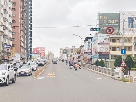 
台南市政府交通局指出，永康鐵路地下化可行性研究上月已送國發會審查，未來奇美陸橋（見圖）等3座陸橋將拆除。（曹婷婷攝）
