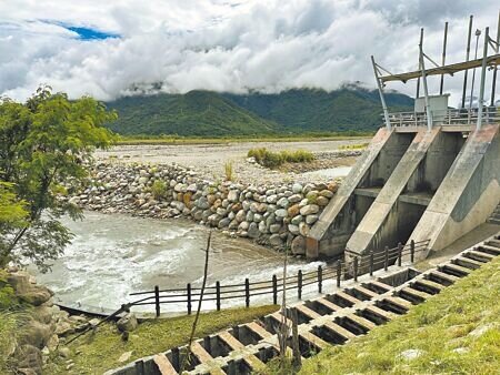 台東縱谷稻田灌溉用水仰賴卑南溪,然而沿線水圳的取水土堤卻遭颱風杜蘇芮沖毀。圖為池上圳。(蔡旻妤攝)