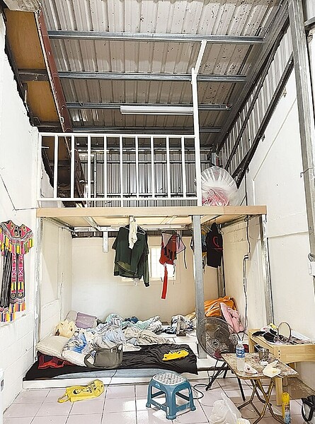 花蓮門諾醫院不捨3歲行動早療個案晴寶（化名）一家3口擠在不到3坪的破舊平房，集結各界愛心幫忙改造住家。圖／門諾醫院提供
