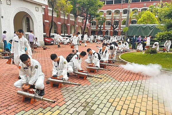 登革熱疫情持續升溫，本土病例數突破千例！圖為台南市政府協調增加國軍人力協助噴藥防治，並擴大動員社區孳清工作。（台南市政府提供）
