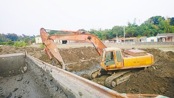 彰化縣府與檢警嚴查濫倒廢土,並祭出查扣車輛及機具等重罰手段。彰化縣環保局提供