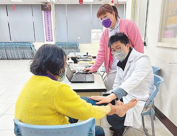 桃園沿海地區較缺乏醫療資源,衛生局推動巡迴醫療服務,審計處指出,雖有助落實在地醫療,但民眾領藥仍不便。衛生局表示,今年新增蘆竹與大溪區,除提供巡迴醫療也增加送藥服務。圖/桃園市衛生局提供
