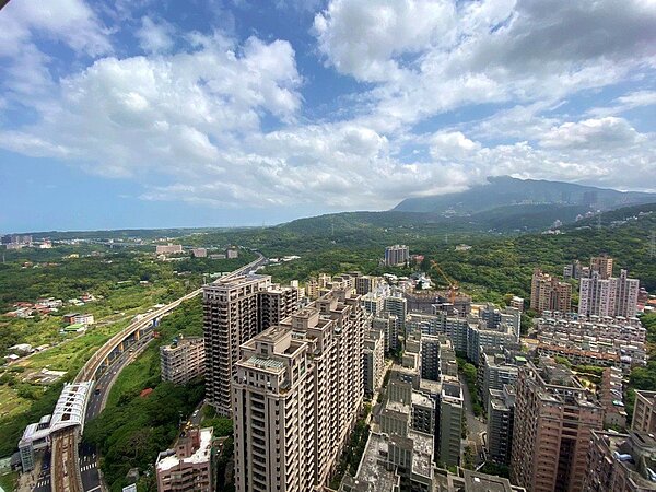 淡海輕軌交通方便沿線八站2字頭單價，千萬內可入手兩房加車位。圖／永慶房產集團提供