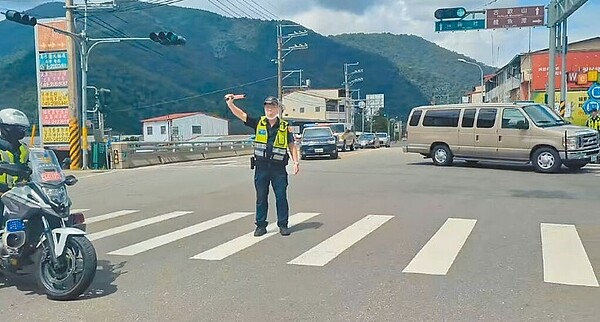 蔡英文總統7日到南投仁愛鄉勘災,警方執行交管措施,引發藍綠政治口水。民眾提供