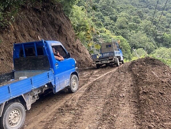 投89線今天全線搶通,但路況欠佳,於晚上6時後到隔日7時30分預警性封閉。圖/南投縣政府提供