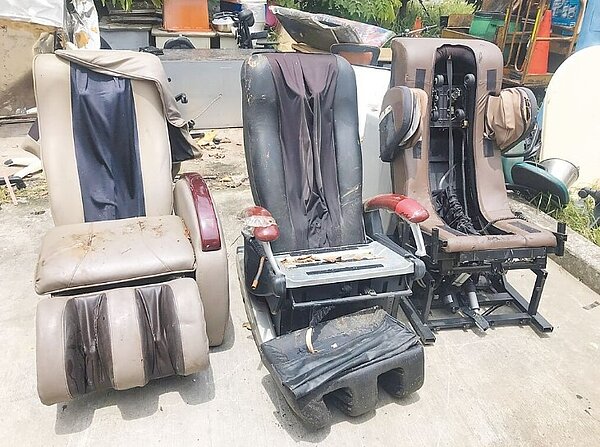 台中市資源回收物近幾年增加許多電動按摩椅,環保局初步估算,平均每月約可回收50張按摩椅,都暫時存放在文山垃圾場。台中市環保局提供