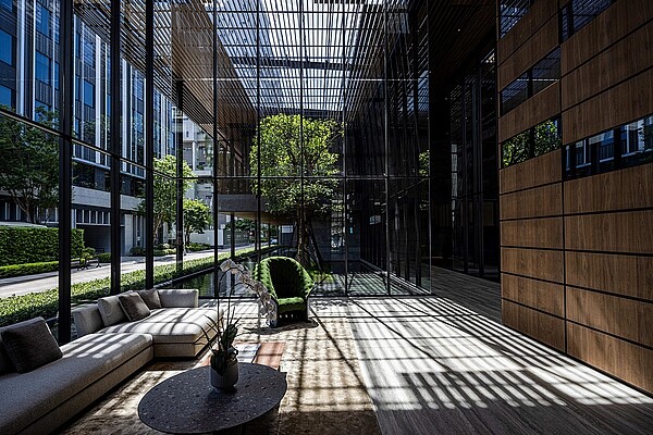 「永陞韶華」一期規劃精品飯店式豐富公設,透過李天鐸建築師原創設計的日式素簡美學,呈現高質感高品味的都會生活面貌。圖/永陞韶華提供