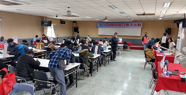 活動現場求職民眾應徵人潮踴躍。圖/台中市就業服務處提供