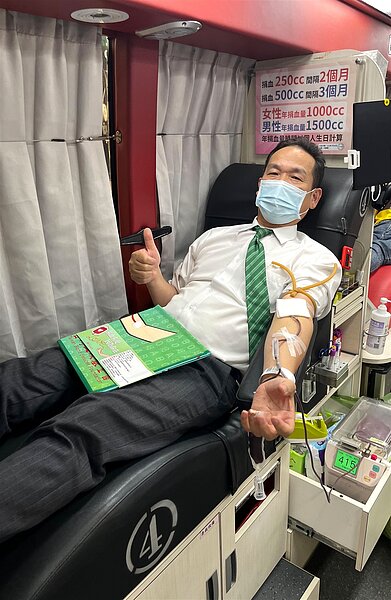 有巢氏房屋竹苗區經管會會長張汯翰展現公益精神,捲起袖子響應捐血活動,也邀請民眾加入捐血陣容,紓解捐血中心的夏季缺血危機。圖/永慶房產集團提供