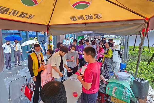 即使遇到天氣狀況不佳,民眾仍踏出家門,前來響應捐血火洞,一起幫助捐血中心補足血庫存量,將愛傳出去!圖/永慶房產集團提供