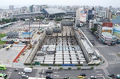 大台中轉運中心工程進行中,並規劃地下3層及地上2層結構,提升舊城區轉運接駁功能。圖/台中市交通局提供