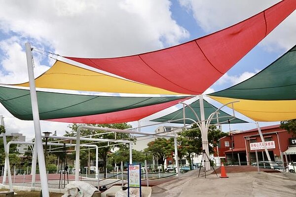 台南打造全台最大環形滑軌遊戲場,讓大小朋友體驗擺盪滑翔的快感。圖/台南市政府提供