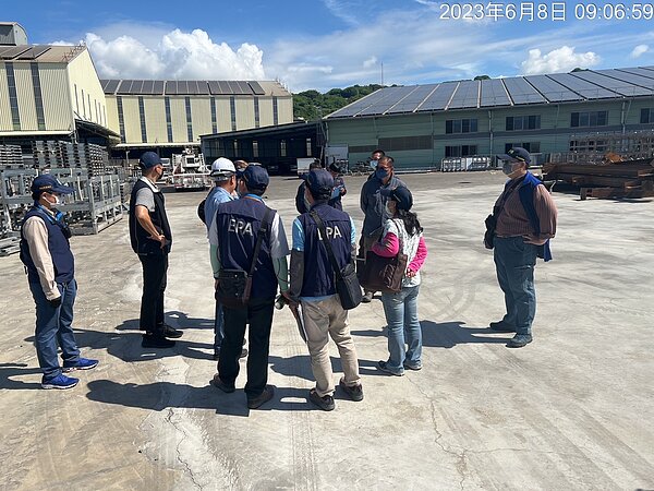 環保局、環保署人員與保七總隊人員至現場稽查情形。圖/環保局提供