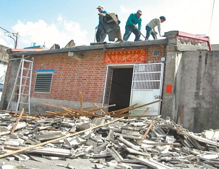 由於石綿建材廢棄物處理費用高,且破損的粉塵會對人體造成健康危害,環保署向行政院爭取16億元補助經費協助清除。圖為老屋拆除石綿瓦,裝設新屋頂。(本報資料照片)