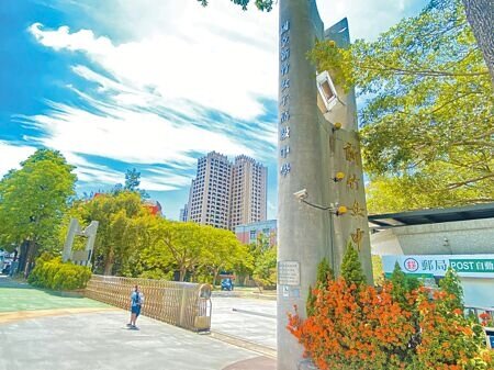 反對竹女改隸校友發起人9日在臉書邀請竹女校友站出來,11日上午8時15分在竹女校門口集合,共同將反對改隸連署書遞交給校長。(陳育賢攝)