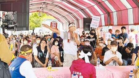 能源公司規畫在台南市柳營區設置儲能場引發居民反彈,說明會湧入約300人抗議。(張毓翎攝)