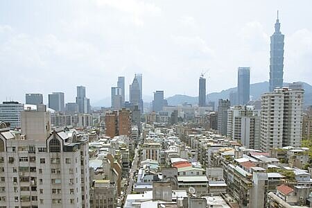 住商不動產企劃研究室執行總監徐佳馨指出,國內下半年房市觀望氛圍濃厚,買氣將呈現量縮價修。(本報資料照片)