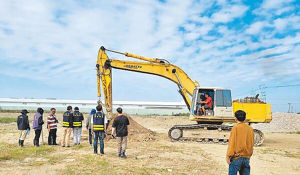 台南市環保局人員稽查非法傾倒廢土的案場。(台南市政府環保局提供/張毓翎台南傳真)