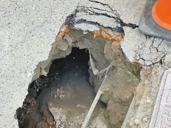 彰化縣線西鄉塭仔漁港路面出現約1公尺大的破洞，影響該地人車通行。（民眾提供／孫英哲彰化傳真）