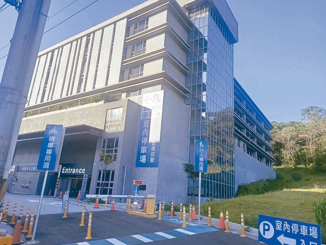 桃園殯葬園區改善工程一期立體停車場已完工啟用，二期綜合大樓預計9月上網招標。記者鄭國樑／攝影 