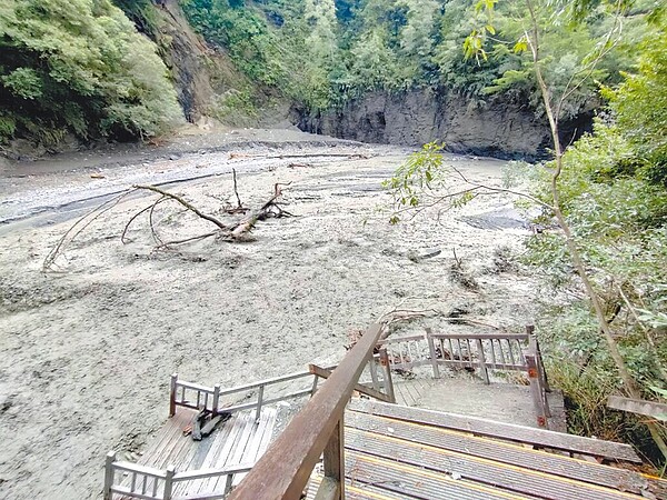 奧萬大單日雨量672.5毫米，超過200年重現期，園區遭土石流襲擊，好漢坡步道嚴重損毀。（林業署南投分署提供／楊靜茹南投傳真）