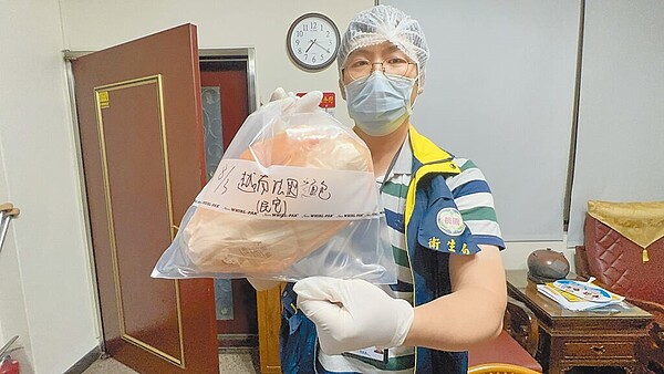桃園市中壢區忠貞市場「阿箴越南法國麵包」食品中毒案,通報人數增加至520人。圖為衛生局抽驗越南法國麵包。(桃園市衛生局提供/陳夢茹桃園傳真)