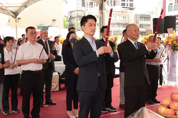 台北市長蔣萬安(中)、副市長李四川(左一)與富邦建設董事長宋良政(右一)昨天參與「忠孝懷生公辦都更案新建工程」動土典禮。記者黃義書/攝影