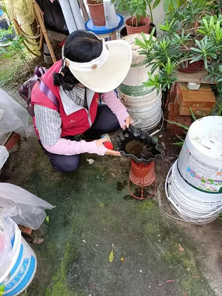 嘉義市衛生局防病媒蚊大作戰,每天派巡查員1人分6組,在各里巡查,清除孳生源。圖/嘉市府提供
