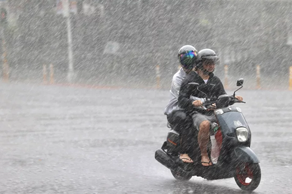 中央氣象局發布大雨特報,注意雷擊及強陣風。聯合報資料照片