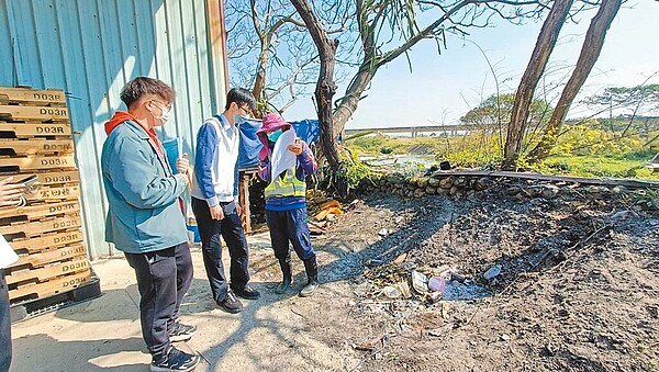 桃園航空城各區工程開發期程影響，各分標水路排水與設施接合恐衍生排水不善風險，水務局強調，會以全流域角度審查，確保水路縫合。圖為航空城內護岸現勘。（桃園市水務局提供／蔡明亘桃園傳真）