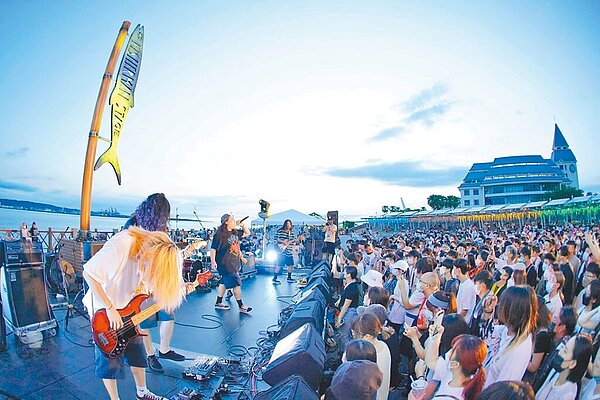 夏日音樂活動「2023新北市河海音樂季」將於12日起連續兩個周末假日,在淡水漁人碼頭率先開唱。圖為2022年活動照。(新北市觀旅局提供/黃敬文新北傳真)