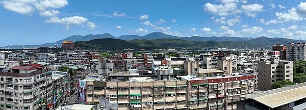 據台北市政府都市更新處已核定都更案件統計資料顯示，從2013年7月至今2023年6月底的10年內，全市累計核定公辦及民辦都市更新案共885件，都更案件數前五名分別為大安、中山、中正、士林及北投，這五行政區的都更案量加總，超過台北市都更案件的過半之數。鄉林不動產研究室提供