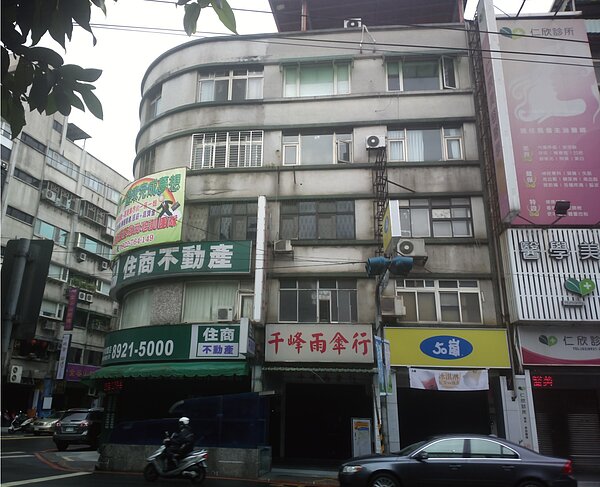 位在永和區竹林路、中興街路口處之都更案現況為64戶屋齡4、50年的老舊公寓,新北市府於112年7月24日核定後,未來預計興建1棟地上31層、地下6層,185戶的大樓。圖/新北市都更處提供