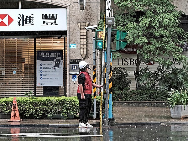 新北建置117支淹水感測器，圖為位於板橋中山路一段的淹水感測器。圖／水利局提供