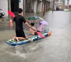 台南市安南區慘淹水　親子划槳苦中作樂