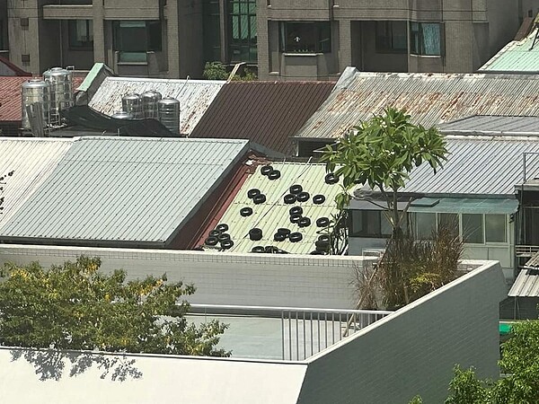 屋頂「安胎」有啥用? 輪胎大廠曝實際「2功效」 鐵皮屋頂出現大量輪胎,讓民眾好奇討論起背後含意與功效。圖/截自臉書社團《爆廢1公社》