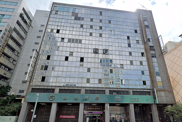 高雄第一個自力更新案,「新五福大樓更新案」基地位於五福三路、成功一路與自強三路間。圖/翻攝自GoogleMaps