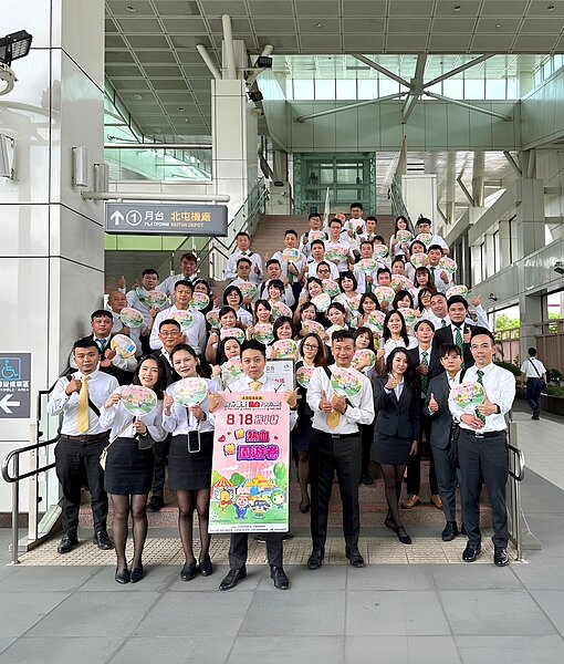 8月18日「房仲傳愛 熱血YOU&ME」公益捐血園遊會,永慶房產集團加盟四品牌中區經管會準備環保袋、公益團體手工肥皂,贈送給前來捐血的民眾,希望募集到30萬CC的熱血。圖/永慶房產集團提供