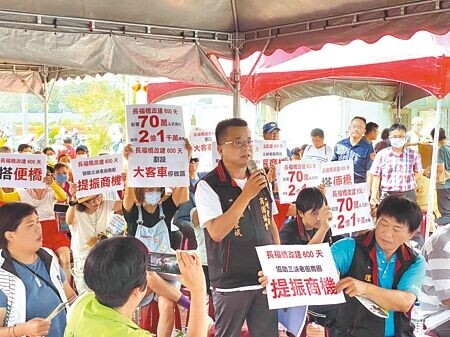 立委吳琪銘10日考察三峽長福橋,與地方人士會談,三峽老街商圈業者擔心改建時重型機具出入,導致交通不便,盼能搭建便橋。(高鈞麟攝)