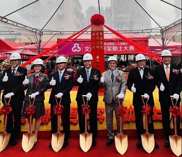 由中國建經子公司中國開發資產管理公司擔任實施者,所推動的「新五福大樓更新案」,昨(10)日舉辦開工動土典禮,高雄市政府都發局局長吳文彥(右二)、工務局局長楊欽富(左一)、兆豐銀行協理黃淑娥(左二)、臺灣土地銀行副總曾學智(左三)等,與本案委託人浤圃機構董事長蘇宏圃(左四)、常益建設董事長陳承霖(右三),及代理實施者中國開發資產管理股份有限公司董事長鄭重(右一)等聯袂出席,共同祈求本案工程順利完工。圖/中國建經提供