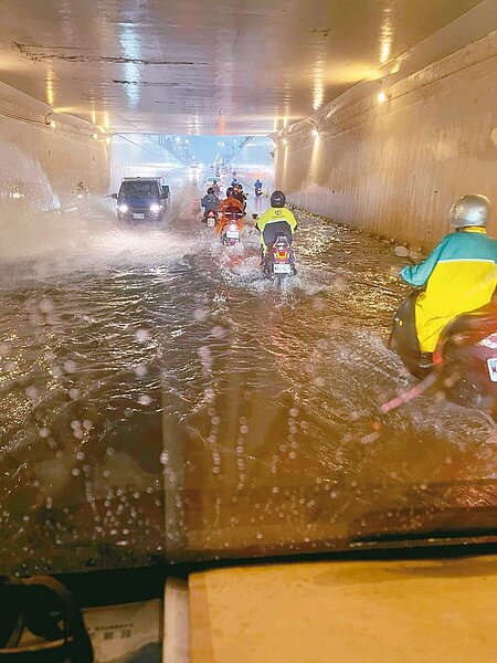 北台灣昨天降下強降雨，造成多處市區積淹水，桃園市中壢區普忠地下道水位一度飆高，影響通行效率。圖／翻攝自臉書內壢大小事