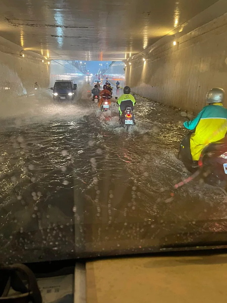 桃園強降雨,一度造成中壢普忠地下道積淹水。圖/翻攝自臉書內壢大小事