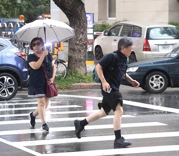 今天持續受到西南風影響，水氣偏多，易有短延時強降雨。本報資料照片
