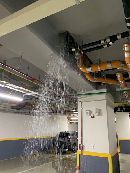台北市下午一場大雷雨,造成第一座公辦都更社宅淹水,地下停車場水管也漏水如瀑布。圖/議員陳炳甫辦公室提供。