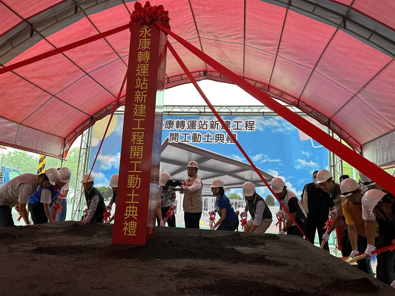 解決台一線台南鹽行大車任意停靠,市府興建永康轉運站昨天開工動土。記者周宗禎/攝影