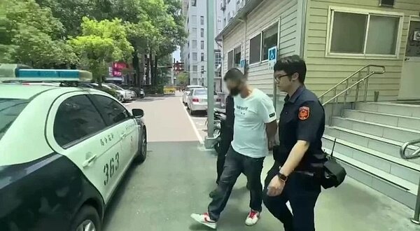新北市彭男前往新莊區某銀行提領324萬元,遭警識破是詐欺車手被逮依法究辦。記者曾伯愷/翻攝