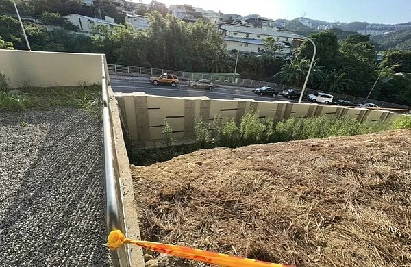 9日一名工人在粉刷圍牆時,不慎從邊坡滑落,目前傷者意識清醒,後續將積極協調保險相關給付。圖/讀者提供